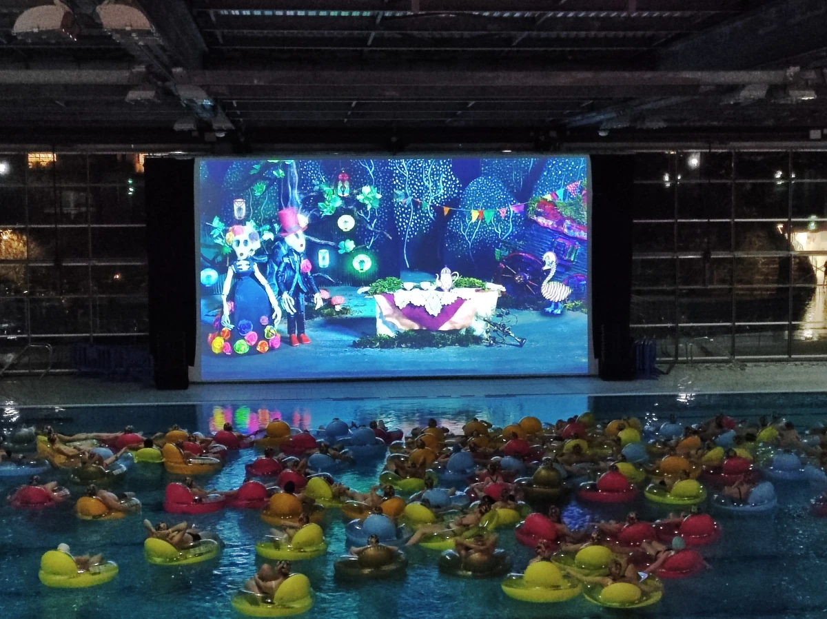 Photo d'une scéane de ciné piscine pendant le festival du court métrage de Clermont-Ferrand.